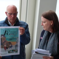 Aurélie Renou, Directrice de l’Office de Tourisme de la Baie du Cotentin, et Carles Dupont, Vice-Président en charge du Tourisme, expliquent les éléments de l’affiche du 78ème anniversaire