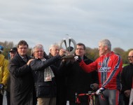 Les élus de la Manche et de la Baie du Cotentin brandissant le trophée