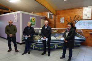 Marie-Agnès Hérout, Vice-Présidente de la CCBDC en charge du développement durable, et Antoine Digard, Conseiller délégué de l'agglo du Cotentin en charge de l'agriculture et des circuits courts, ont accueilli la presse dans les locaux de la chèvrerie.